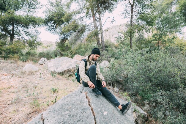 Homme, trekking, dans montagnes