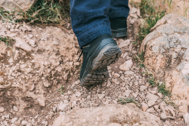 Homme, trekking, dans montagnes