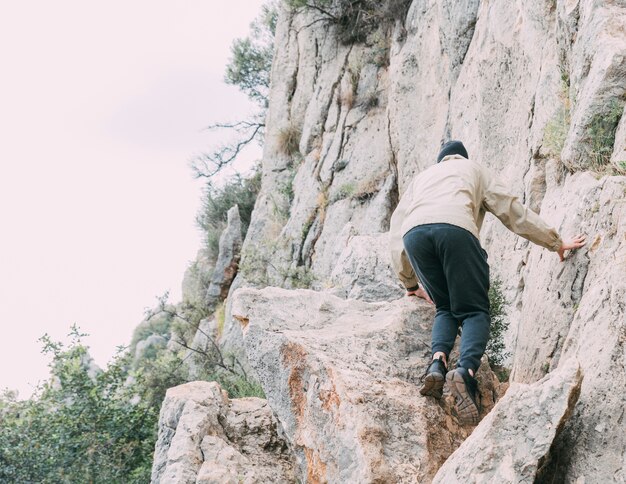 Homme, trekking, dans montagnes