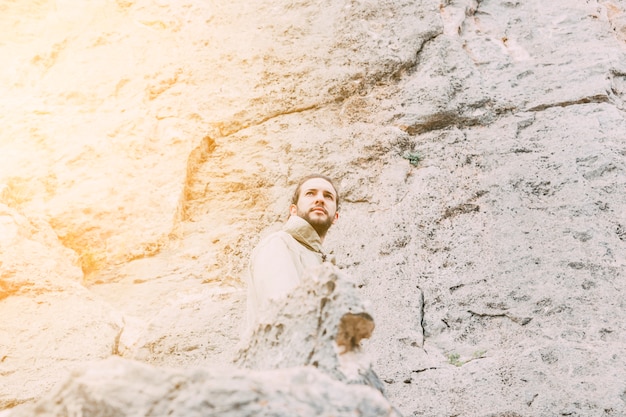 Homme, trekking, dans montagnes