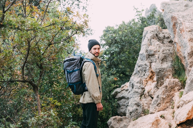 Homme, trekking, dans montagnes