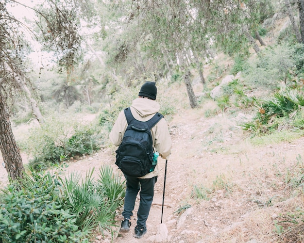 Homme trekking dans la nature