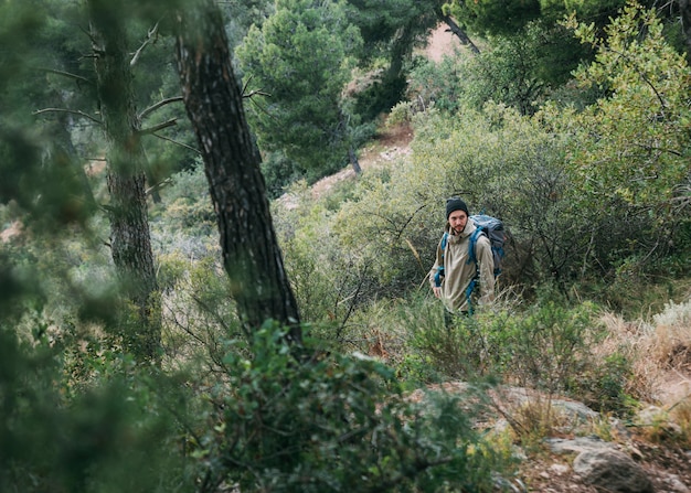 Homme trekking dans la nature