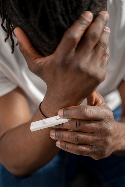 Homme triste après son résultat positif à un test covid