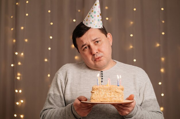 Portrait Isole De Malheureux Retraite Masculin Mal Rase Avec Chapeau De Cone Sur Sa Tete Chauve Etant Deprime Vieillissant Tenant Des Ballons Et Cupcake Photo Gratuite Portrait Isole De Malheureux Retraite Masculin Mal Rase Avec Chapeau De Cone Sur Sa Tete Chauve Etant Deprime Vieillissant Tenant Des Ballons Et Cupcake Photo Gratuite