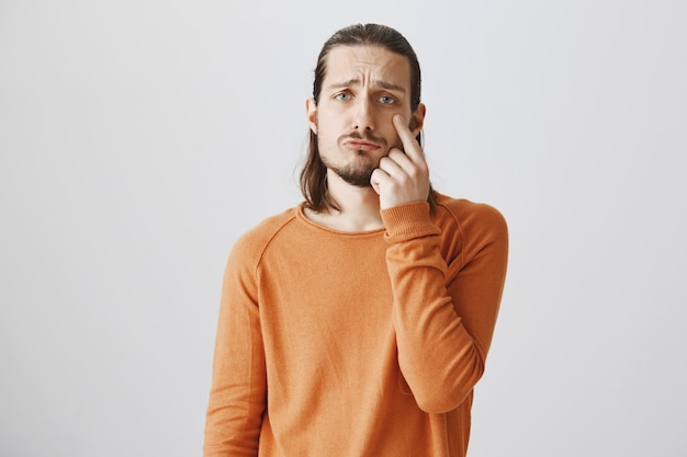 Homme à la triste et montrant une larme