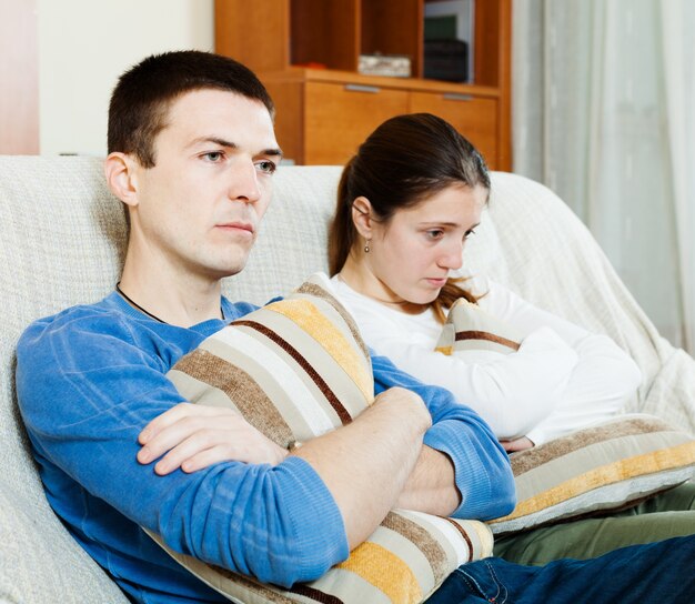 Homme de tristesse et femme malheureuse ayant des problèmes