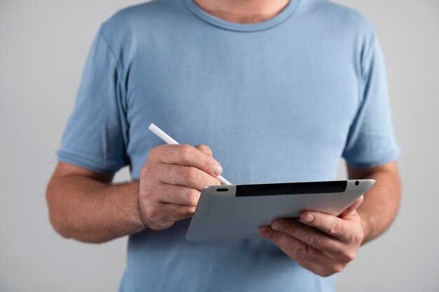 Homme utilisant un assistant numérique sur sa tablette