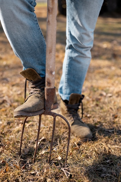 Homme utilisant le concept de mode de vie rural fourche