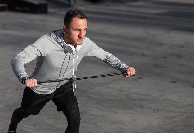 Homme utilisant une corde à sauter pour l'entraînement