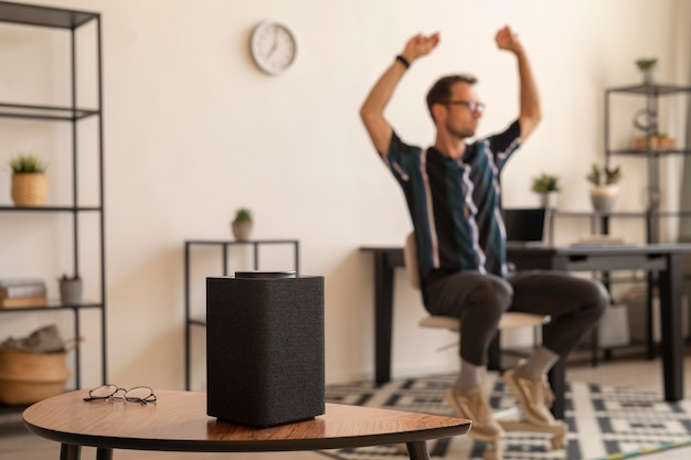 Homme utilisant un haut-parleur intelligent en dansant