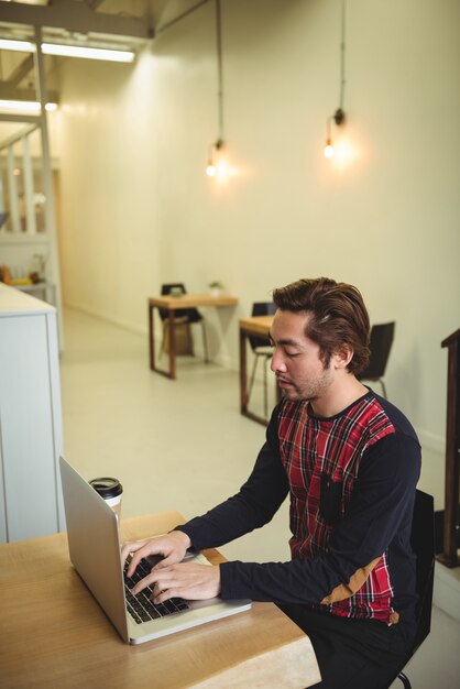 Homme utilisant un ordinateur portable