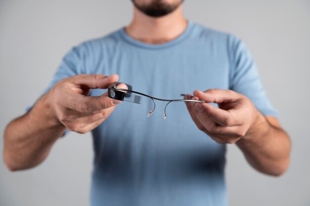 Homme utilisant une paire de lunettes intelligentes