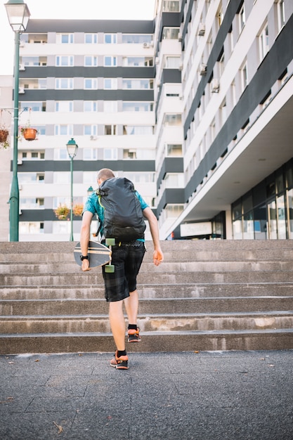 Homme utilisant un skateboard