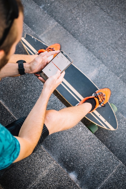 Homme utilisant un skateboard