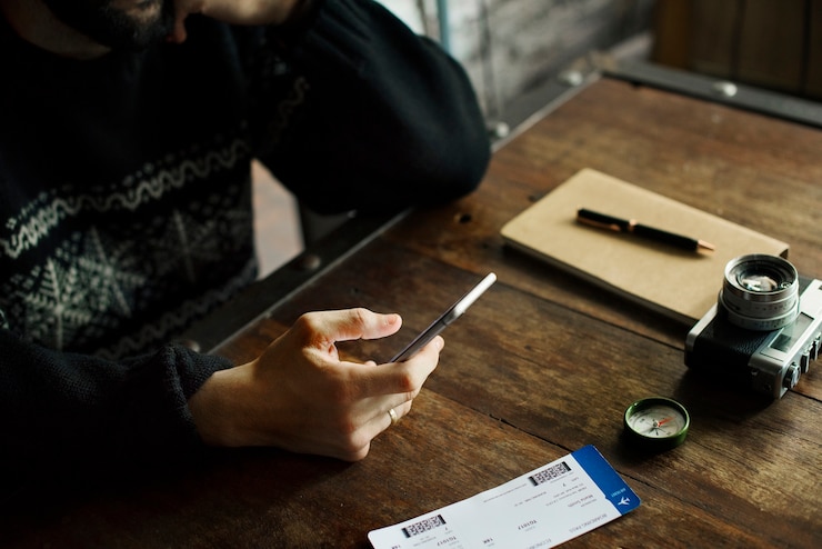 Photo gratuit un homme utilisant un smartphone