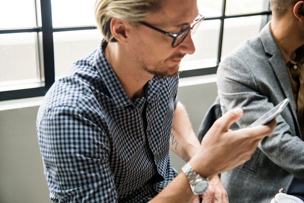 Homme utilisant son smartphone pour se connecter à internet