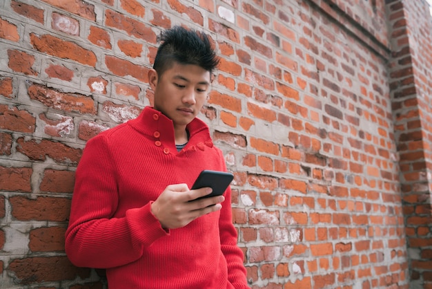 Homme utilisant son téléphone portable.