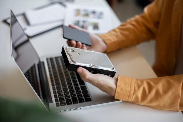 Homme utilisant un stockage externe utilisé