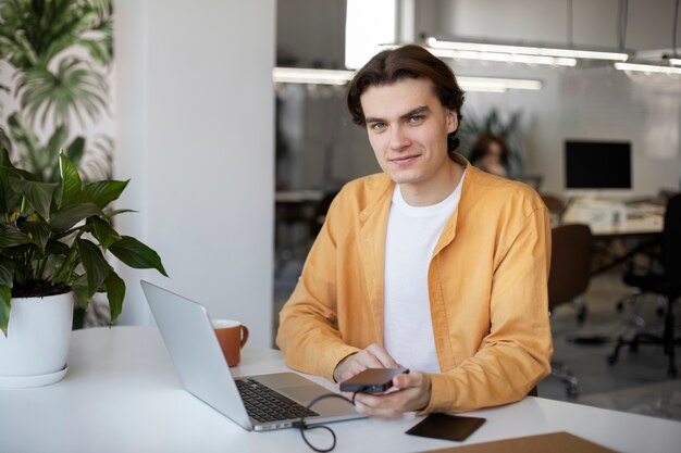 Homme utilisant le stockage externe utilisé