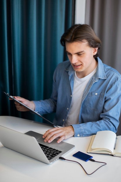 Homme utilisant un stockage externe utilisé