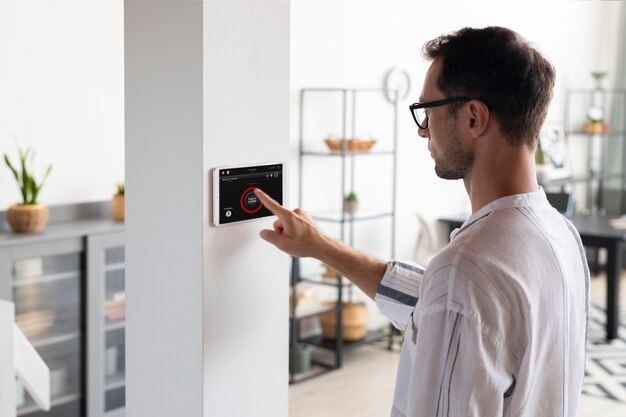 Homme utilisant une tablette dans sa maison intelligente