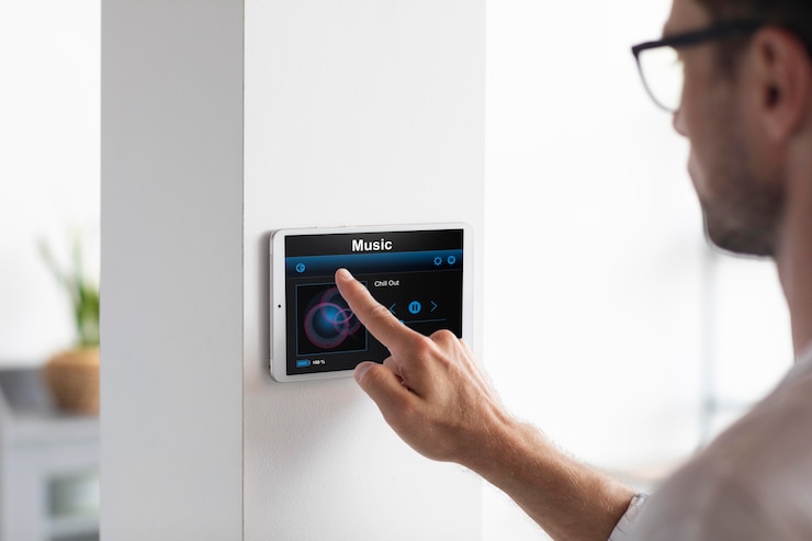 Photo gratuit homme utilisant une tablette dans sa maison intelligente