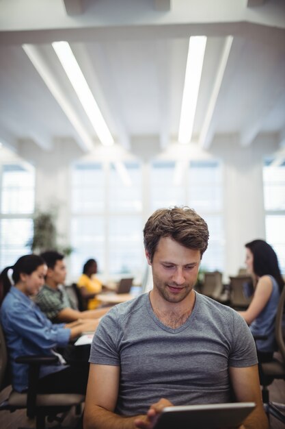 Homme utilisant tablette numérique