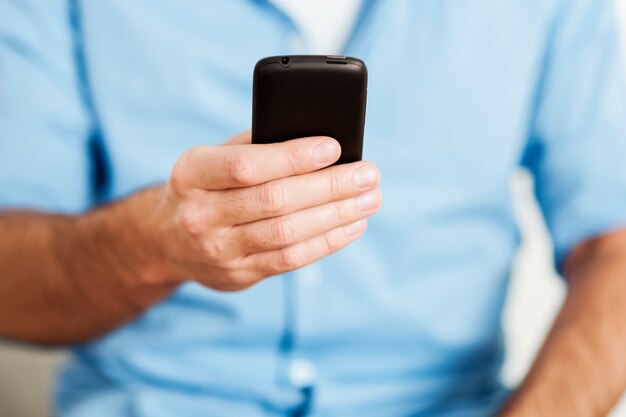 Homme utilisant un téléphone intelligent