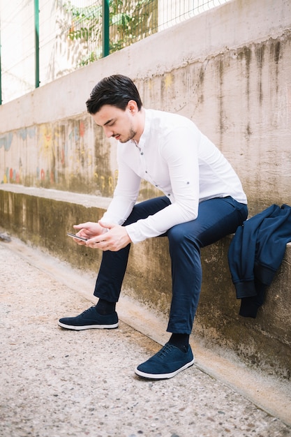 Homme utilisant un téléphone portable