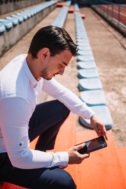 Homme utilisant un téléphone portable