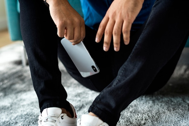 Homme utilisant un téléphone portable