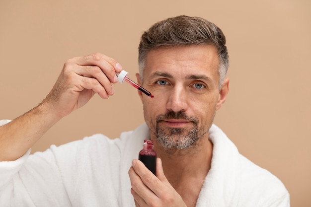 Homme utilisant un traitement anti-âge