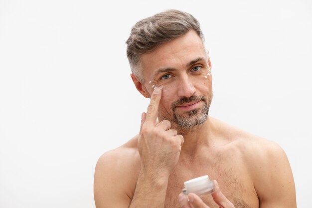 Homme utilisant un traitement anti-âge