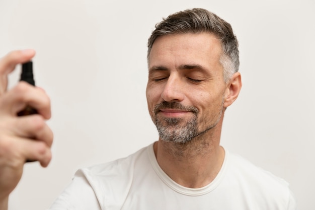 Homme utilisant un traitement anti-âge