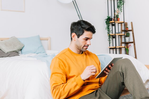 Homme, utilisation, tablette, lit