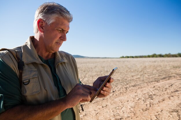 Homme, utilisation, tablette numérique, sur, paysage