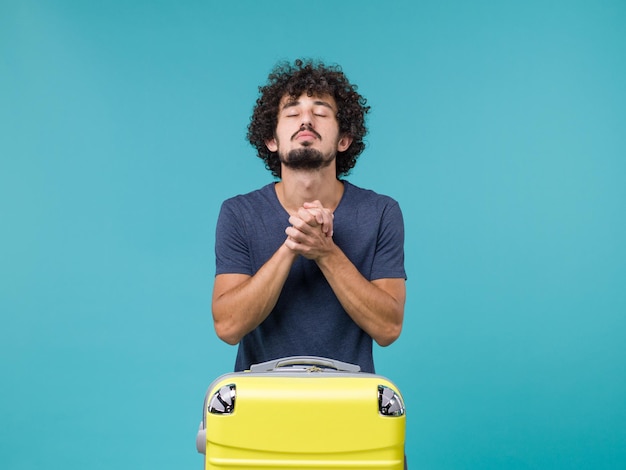 Homme En Vacances Priant Sur Bleu