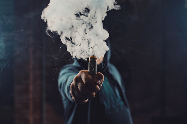 Homme vaping une cigarette électronique