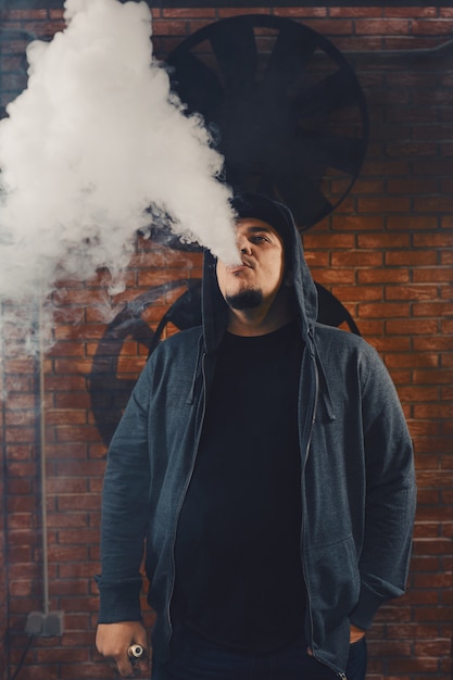 Homme Vaping Une Cigarette électronique