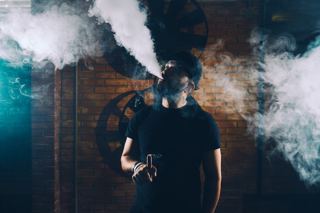 Homme vaping une cigarette électronique