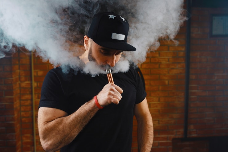 Photo gratuit homme vaping une cigarette électronique