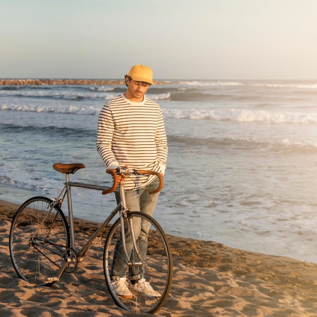 Photo gratuite homme à vélo au bord de la mer