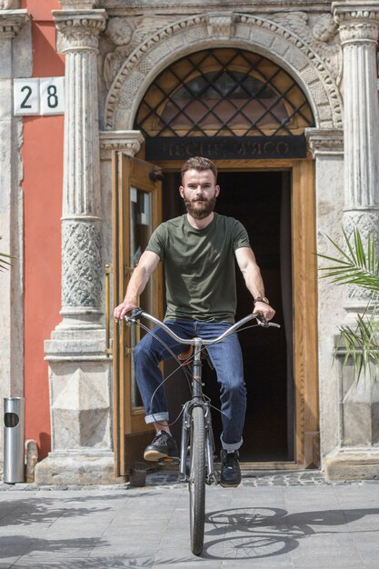 Homme, vélo, devant, arche, porte