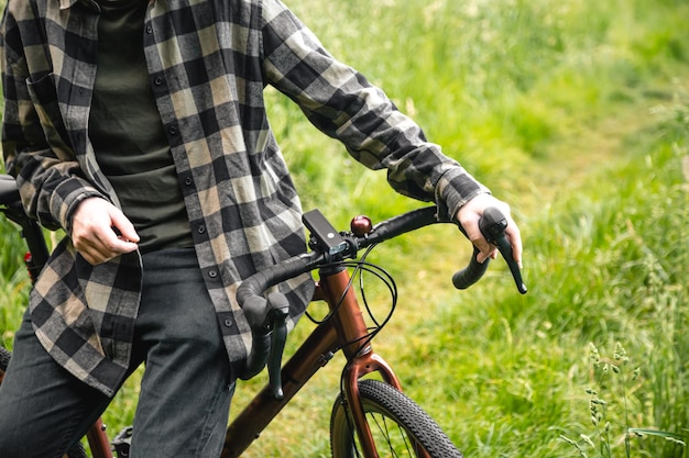 Photo gratuite un homme à vélo sur une route forestière d'été