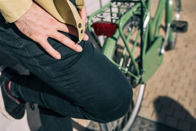 Homme avec un vélo urbain