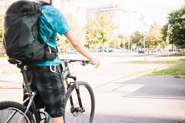 Photo gratuite homme à vélo