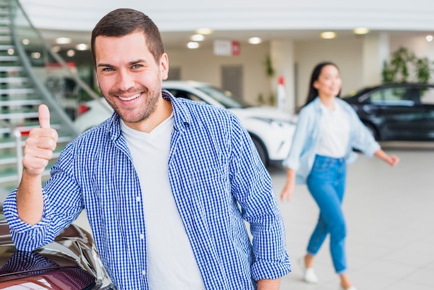 Homme vérifiant la nouvelle voiture