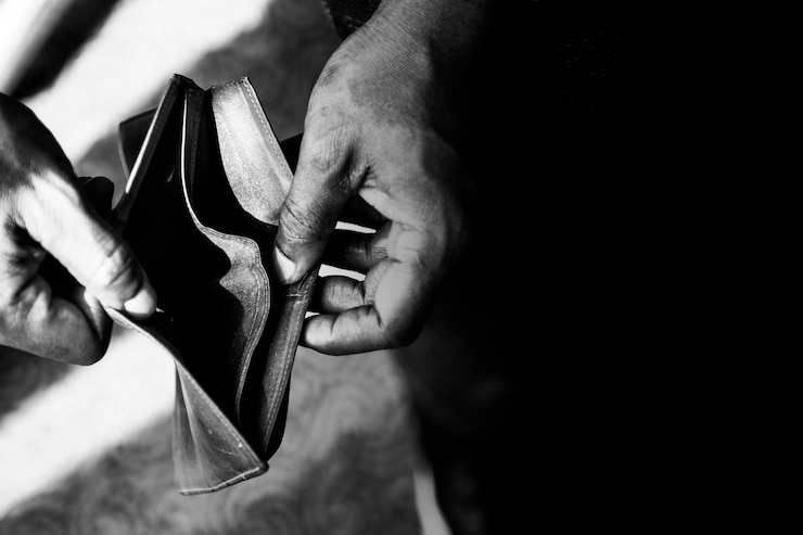 Photo gratuit homme vérifiant son portefeuille vide