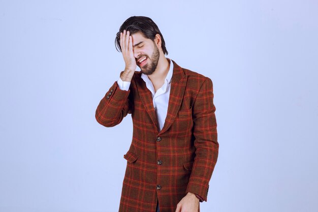 Homme en veste à carreaux se sentant très triste à propos de quelque chose et pleurant.